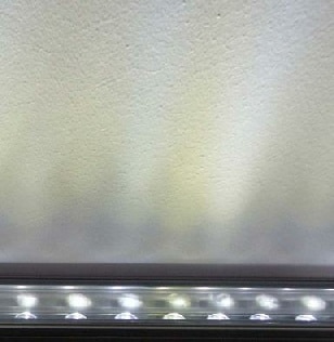 LED-Streifen mit verschieden farbigem Weiß