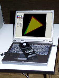 Rechner mit Chromameter zeigt auf dem Bildschirm zwei Farbräume von zwei Lichtquellen, um sie dann mittels anpassung zueinander anzugleichen.
