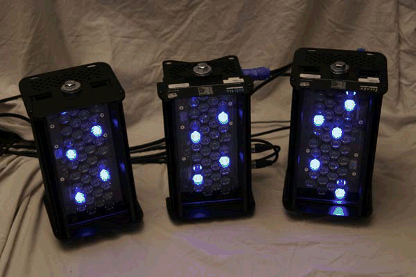 LED-Fluter zeigt seine sieben einzelnen LED-Farben