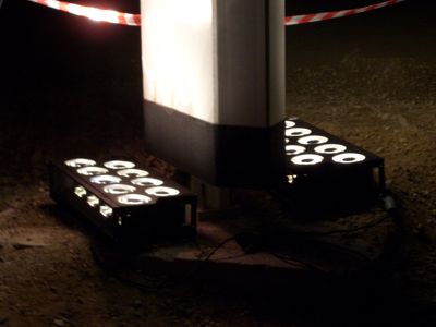 Zwei Rampen am Fuß einer Säule