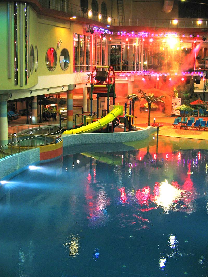 Stimmungsvolles oder Buntes Discolicht im Schwimmbar mit IP-65 PAR Scheinwerfer
