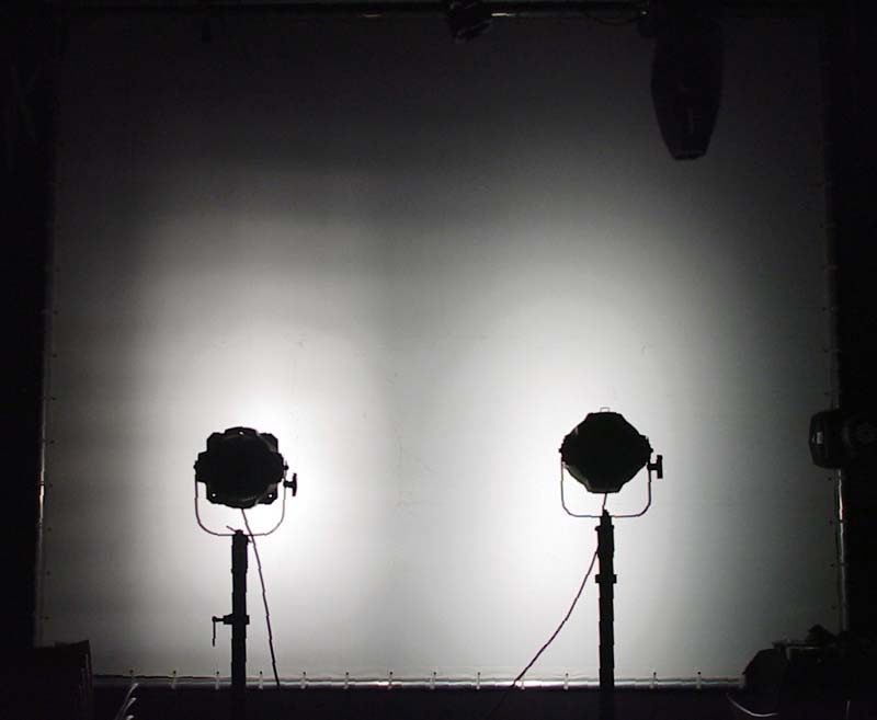 Links erkennt man ein stufiges Lichtfeld wegen dem Schutzgitter, rechts nicht.