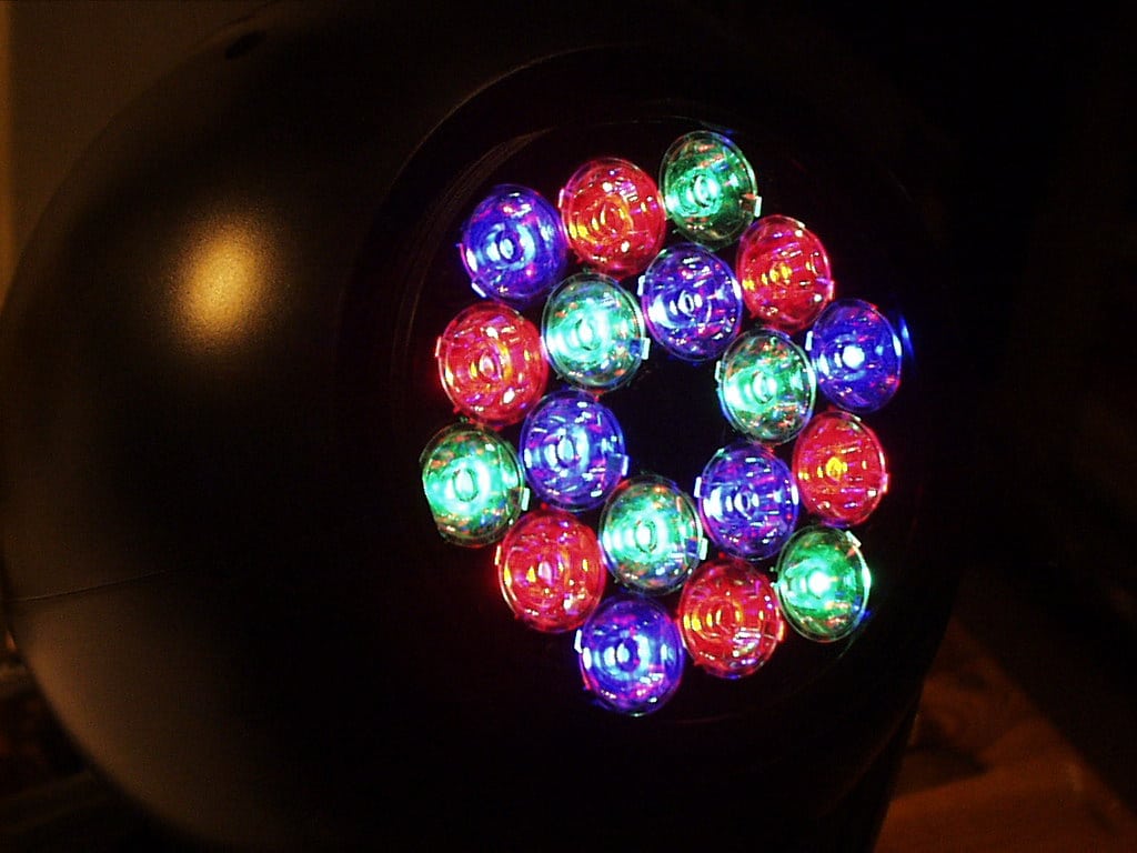 Zeigt einen kopfbewegten Wash mit mehrfarbigen, räumlich voneinander getrennten LEDs