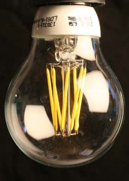 SIeht aus wie eine Glühlampe aber mit LED-Leuchtfäden