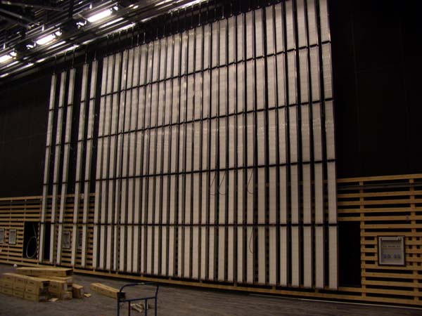 HGL-Wannen hängen entlang der Wand vom Studioschienensystem herunter.