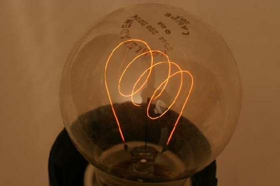 Eine glimmende Kohlefadenlampe