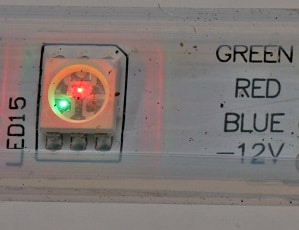 Zeigt ein SMD RGB LED auf Streifen, mit einem leuchtenden roten und grünen Chip
