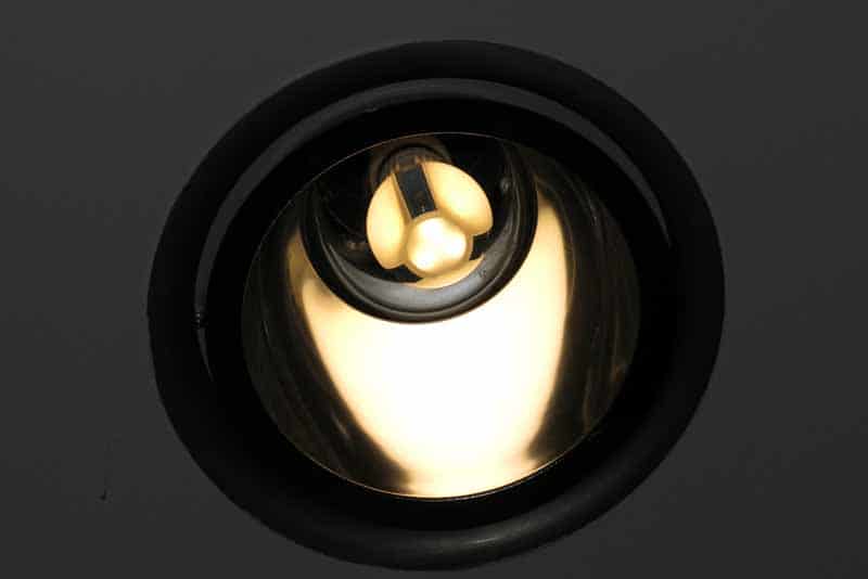 Blick auf Leuchtmittel im Reflektor