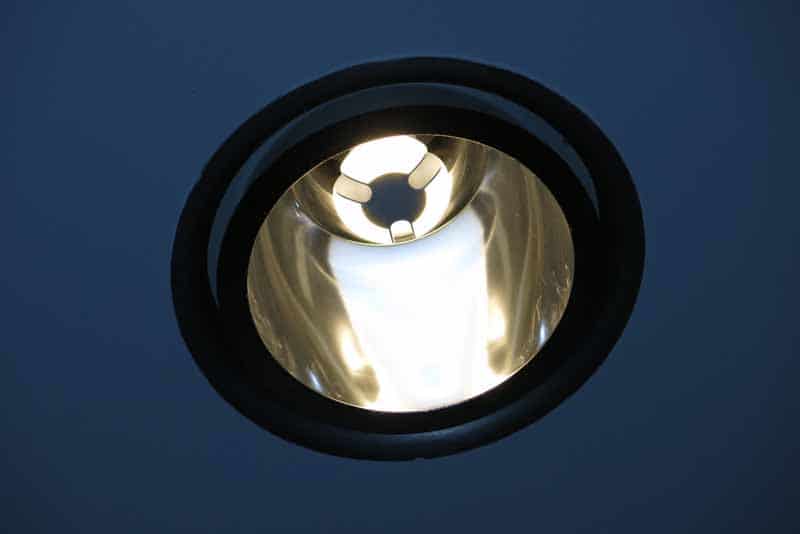 Blick auf Leuchtmittel im Reflektor