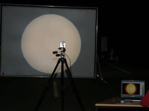 Leuchtdichtekammera nimmt die Projektins fläche auf, welche von einem Testscheinwerfer durchleuchtet wird.