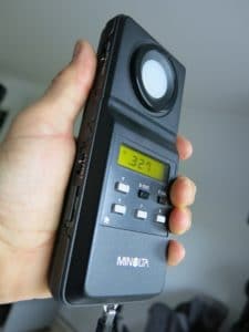 Ein Chromameter kann auf dem ersten Blick mit einem Luxmeter verwechselt werden. Durch den Trippelsensor ist es jedoch möglich nicht nur die Beleuchtungsstärke zu bestimmen, sondern auch die ähnlichste Farbtemperatur CCT, die Abweichung zum Farbdreieck und natürlich den Farbort selbst mit den x und y Werten.