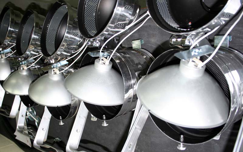 Mehrere PAR 64 Gehäuse offen mit eingelegten Raylight Reflektor