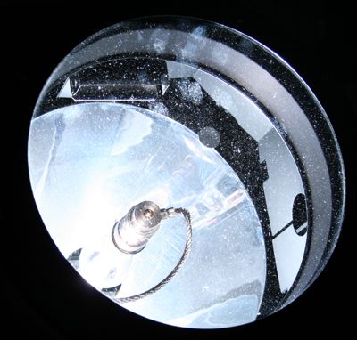 Blick auf den Reflektor. Ein teil der Xenon-Leuctmittel ist noch zu sehen.