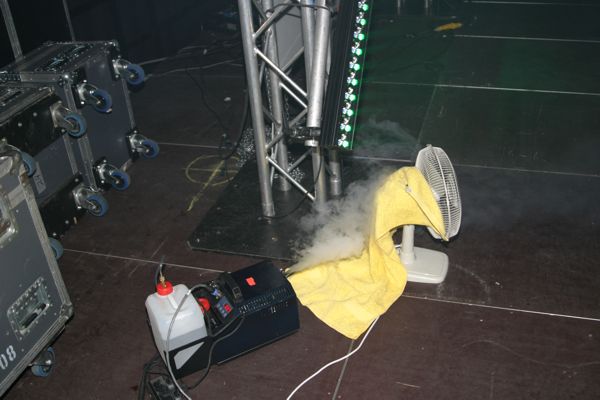 Nebelmaschine mit Lüfter in praktischen Betrieb.