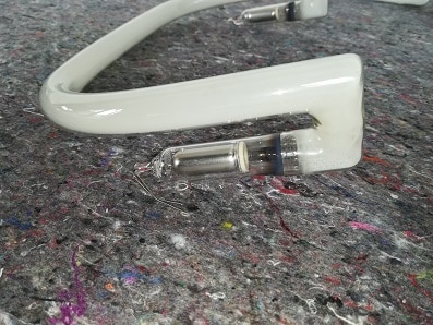 Ein Pol einer Neonlampe