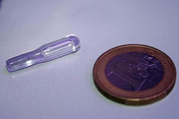 Plasma Pipette mit einem Euro zum Größenvergleich