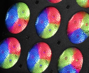 Das Bild zeigt wie drei Hochleistungs-LEDs in eine Trippel Kollimator leuchten.