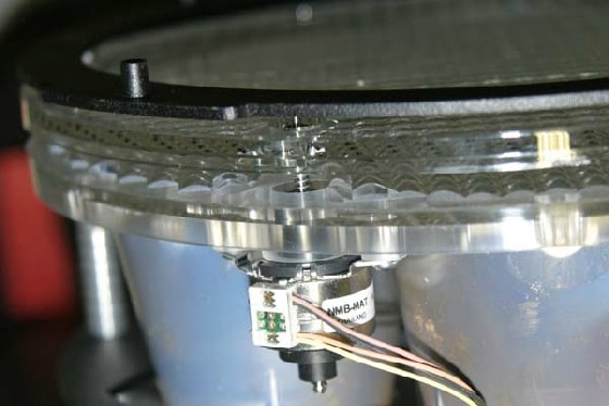 Wabenlinsensystem des VLX von Vari-Lite. Vorne mittig ist der Antrieb mit dem Spindelgewinde zu sehen.