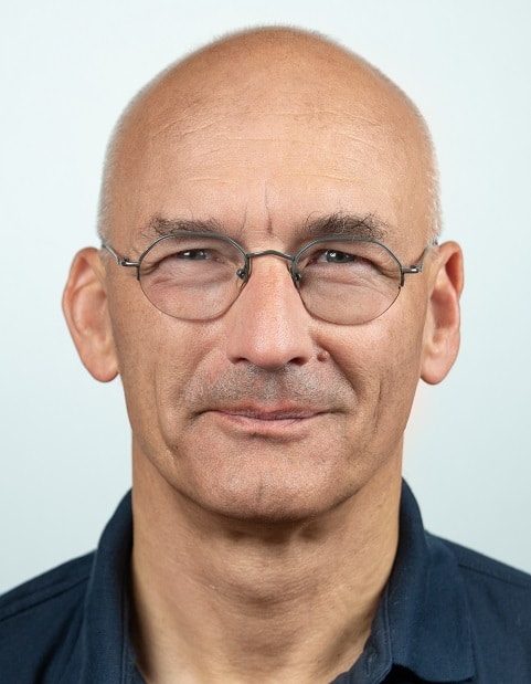 Hauptberuflich arbeitet Dipl.-Ing. (FH) Herbert Bernstädt heute bei der Firma Adam Hall in der Entwicklungsabteilung als Lichtspezialist.