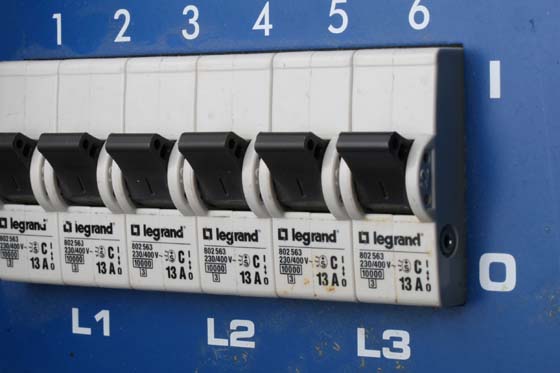 Sicherungsautomaten im Dimmer